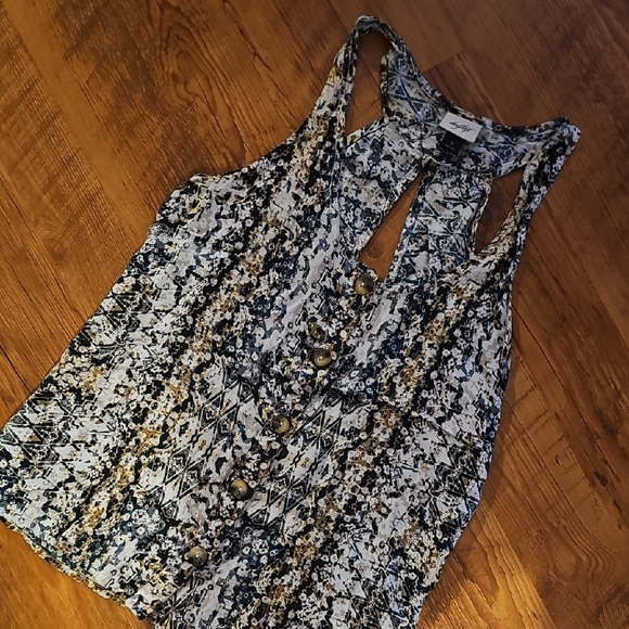 ✨️Daytrip Blue and White Patterned Tank Top. MUST BUNDLE - Picture 3 of 4